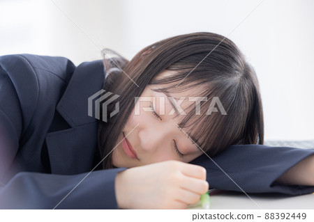 高中女生在辦公桌前打盹 88392449