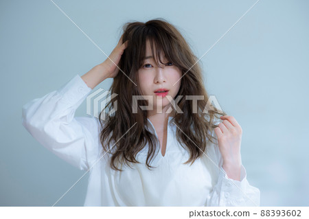 穿白襯衫護髮的女性擔心 88393602