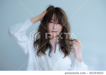 穿白襯衫護髮的女性擔心 88393603