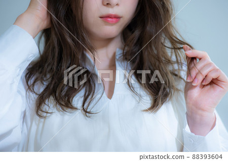 穿白襯衫護髮的女性擔心 88393604