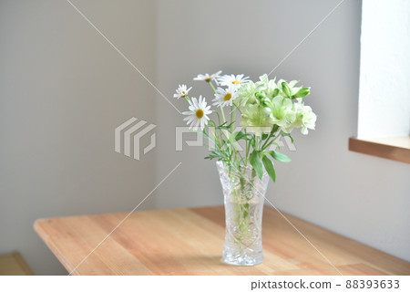 Windowside flowers Margaret and Alstroemeria Windowside flowers Margaret and Alstroemeria 88393633