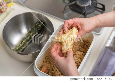 [Cabbage and cucumber taken out from the bran bed] 88393959
