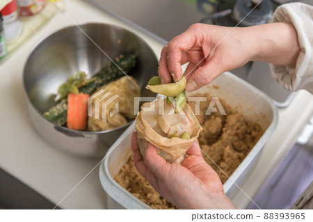 [將醃毛豆放入湯包中，從糠床中取出] 88393965