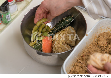 [Put the pickled edamame in a soup stock pack and take it out of the bran bed] 88393967
