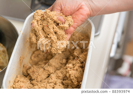 [Stir the bran bed] 88393974