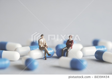 Capsule tablets and miniature men 88394434