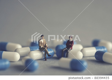 Capsule tablets and miniature men 88394435