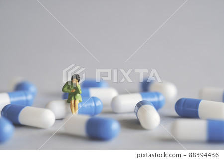 膠囊和微型女性 88394436