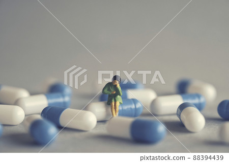 膠囊和微型女性 88394439