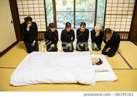 喪親家屬在葬禮上圍著蒲團哀悼死者 88395101