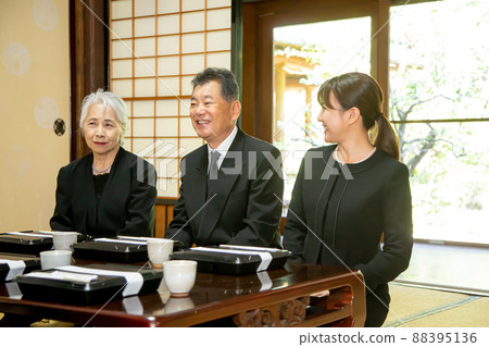 喪、法事、葬禮（用餐場景、笑臉） 88395136