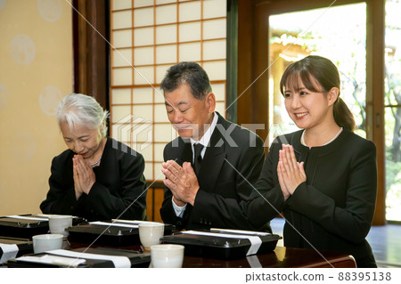 Mourning, Buddhist memorial service, funeral (meal scene, smile) 88395138