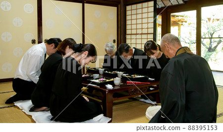 Buddhist monks and bereaved families' rituals and funeral scenes (meals) 88395153