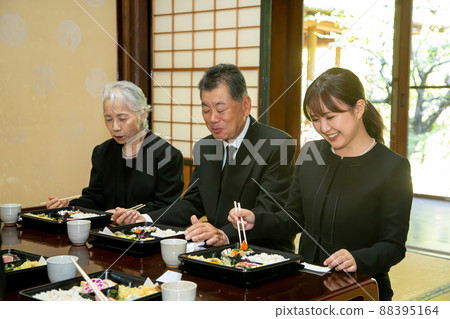 Mourning, Buddhist memorial service, funeral (meal scene, smile) 88395164