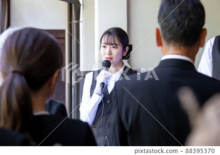 Funeral director (moderator) who accepts at the funeral 88395370