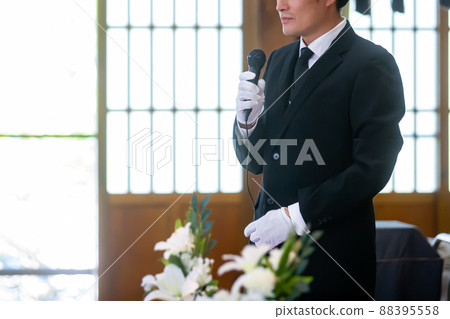 殯儀館長站在祭壇上 殯儀館長站在祭壇上 88395558