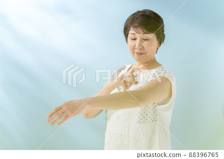 Senior female sunscreen insect repellent spray Senior female sunscreen insect repellent spray 88396765