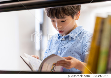 圖書館攝影合作:中央技術學校附屬日本語學校 圖書館攝影合作:中央技術學校附屬日本語學校 88397056