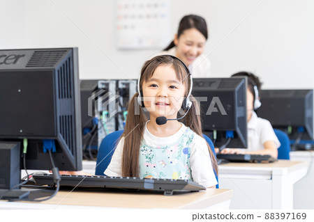 IT education photography cooperation: Japanese language school attached to Chuo Technical School 88397169