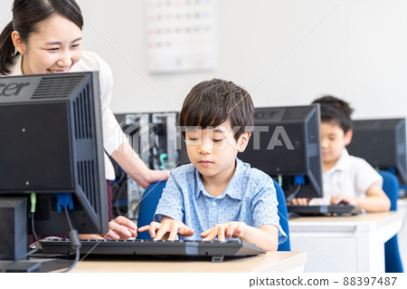 IT education photography cooperation: Japanese language school attached to Chuo Technical School 88397487