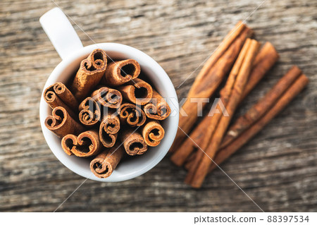 Dry cinnamon sticks on wooden table. Cinnamon spice. 88397534