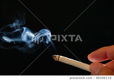 香煙特寫黑色背景 88398119