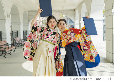 Graduation ceremony Female college student who seems to be good friends Graduation ceremony Female college student who seems to be good friends 88400241