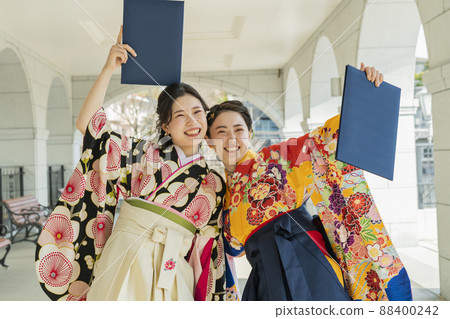 Graduation ceremony Female college student who seems to be good friends Graduation ceremony Female college student who seems to be good friends 88400242