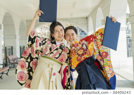 Graduation ceremony Female college student who seems to be good friends Graduation ceremony Female college student who seems to be good friends 88400243