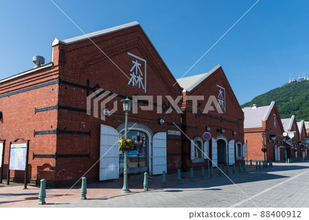 北海道函館市的金森倉庫和藍天觀光形象 北海道函館市的金森倉庫和藍天觀光形象 88400912