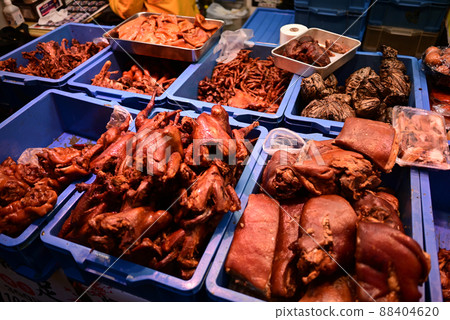 Displayed chicken 88404620