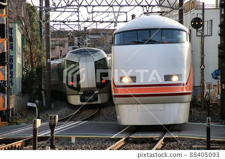 From downtown "Asakusa" to Nikko Road ... Tobu Limited Express "Spacia" Luxury Limited Express to Nikko / Kinugawa 88405093