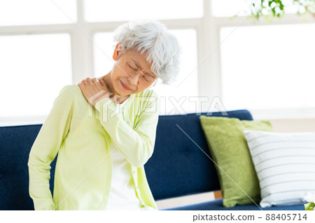 肩膀僵硬的高級女性 88405714