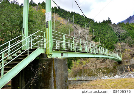 丹澤的河內川上的Azegamaru Nishitanzawa Park Bridge 丹澤的河內川上的Azegamaru Nishitanzawa Park Bridge 88406576