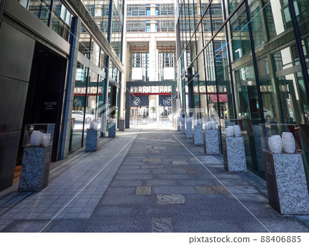 Fukutoku Shrine approach to the valley of the building (Nihonbashi Shin Ukiyokoji) 88406885