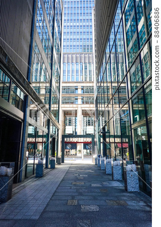 Fukutoku Shrine approach to the valley of the building (Nihonbashi Shin Ukiyokoji) 88406886