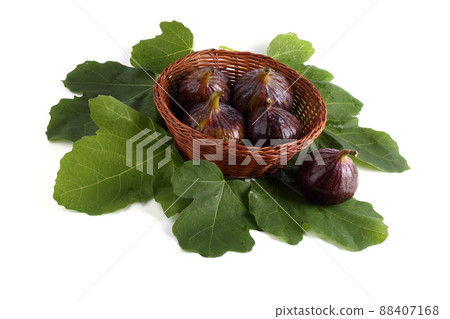 Figs on plate and leaves 88407168