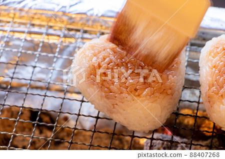 炭烤飯糰做烤飯糰。 88407268