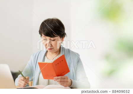 Senior women's end-of-life pension notebook Senior women's end-of-life pension notebook 88409032