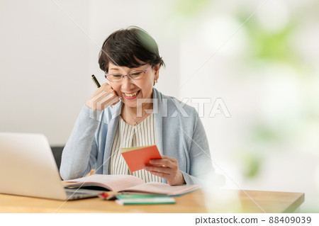 Senior women's end-of-life pension notebook 88409039