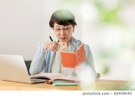 Senior women's end-of-life pension notebook 88409040