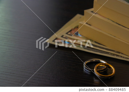 Wedding rings and money 88409485