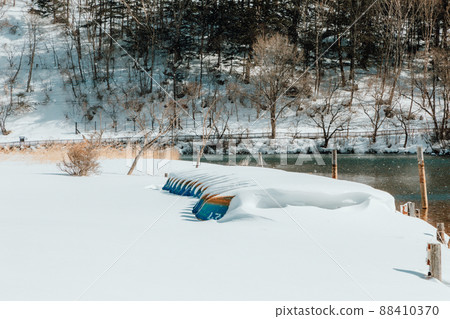 船被雪掩埋 船被雪掩埋 88410370
