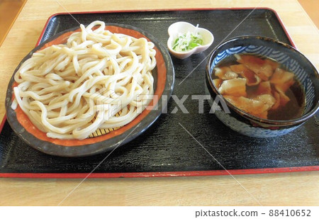 Kumagaya udon is placed on the table with gravy 88410652