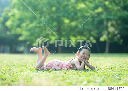 躺下在草坪的女孩 躺下在草坪的女孩 88411721