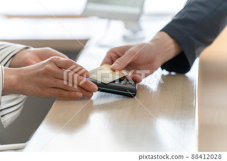 Cashless card payment accounting at hand 88412028