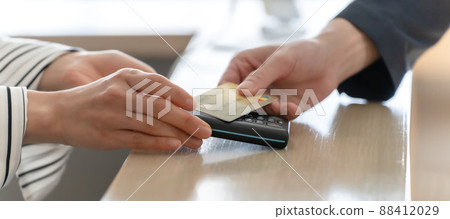 Cashless card payment accounting at hand 88412029