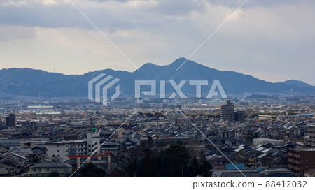 從奈良縣橿原市政府分所(Migrans)的展望層看到的二條山 從奈良縣橿原市政府分所(Migrans)的展望層看到的二條山 88412032