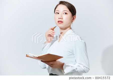 商務休閒的年輕女子 88415572