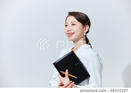 商務休閒的年輕女子 88415587